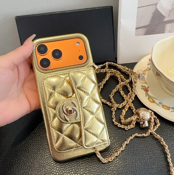 CHANEL チェーン付きスマホケース ゴールド