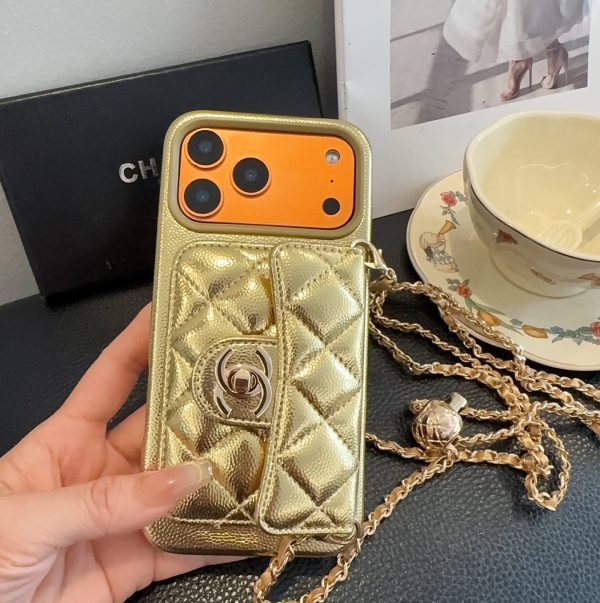 CHANEL チェーン付きスマホケース ゴールド