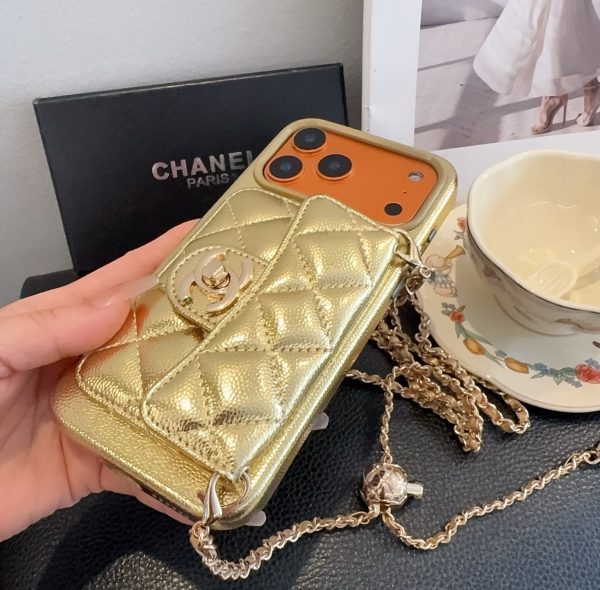 CHANEL チェーン付きスマホケース ゴールド