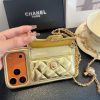 CHANEL チェーン付きスマホケース ゴールド