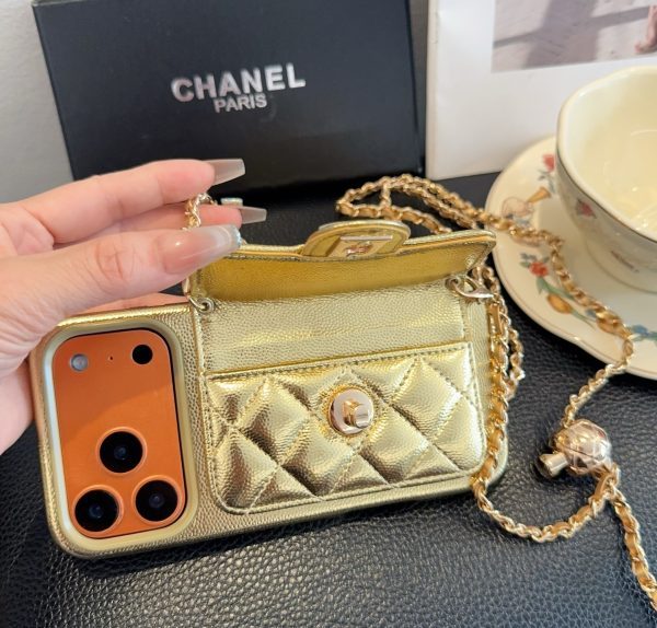 CHANEL チェーン付きスマホケース ゴールド