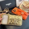 CHANEL チェーン付きスマホケース ゴールド