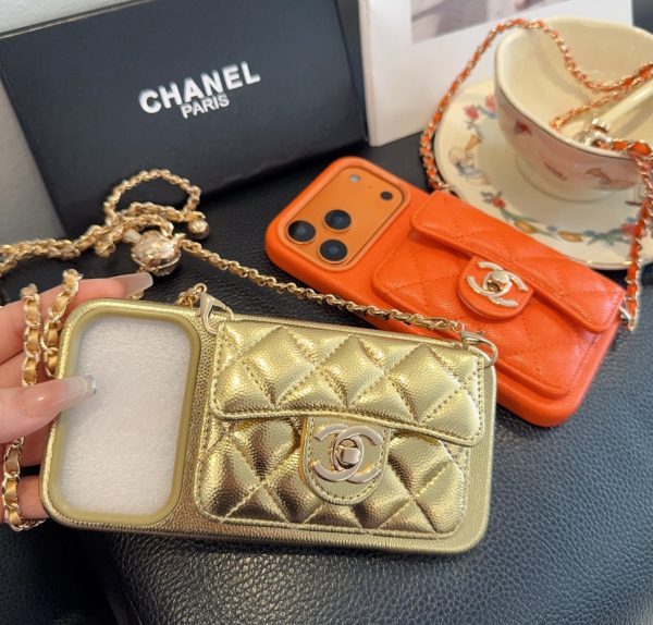 CHANEL チェーン付きスマホケース ゴールド