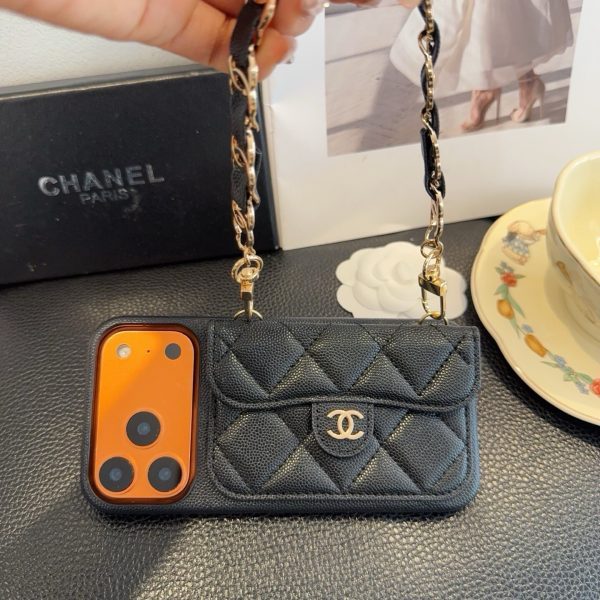 CHANEL チェーン付きスマホケース ブラック
