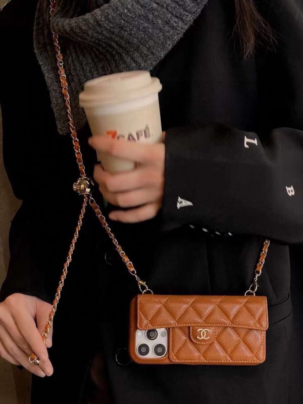 CHANEL チェーン付きスマホケース オレンジ