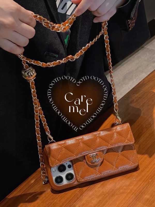 CHANEL チェーン付きスマホケース オレンジ