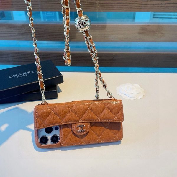 CHANEL チェーン付きスマホケース オレンジ