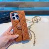 CHANEL チェーン付きスマホケース オレンジ