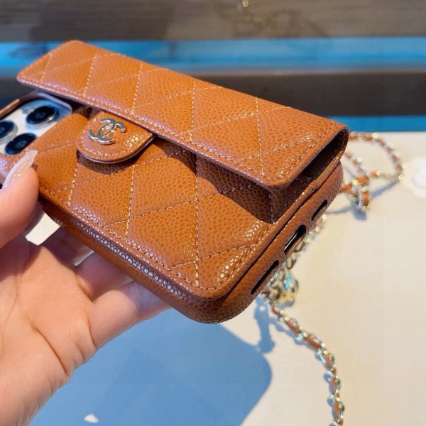CHANEL チェーン付きスマホケース オレンジ