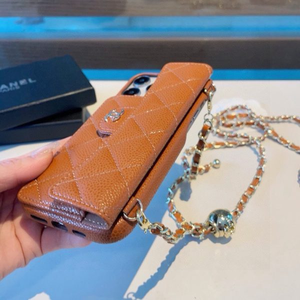 CHANEL チェーン付きスマホケース オレンジ
