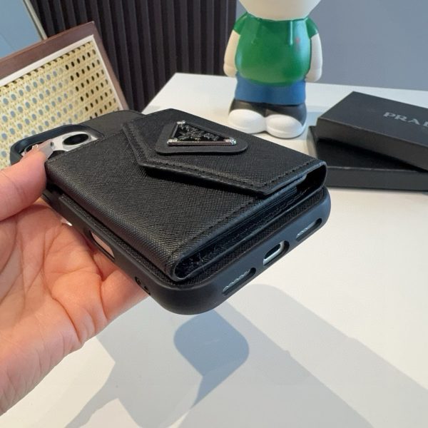 PRADA ヌメ革スマホケース ブラック