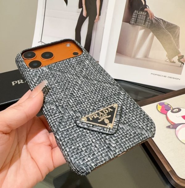PRADA 編み込みスマホケース ライトブルーグレーブラック