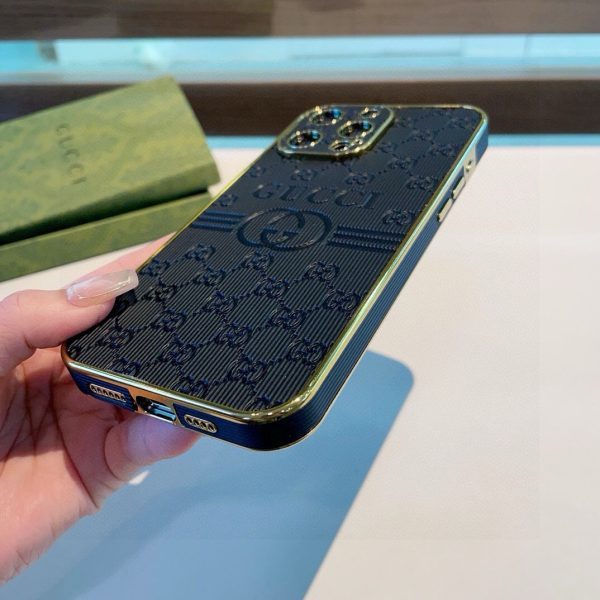 GUCCI エンボススマホケース ブラック