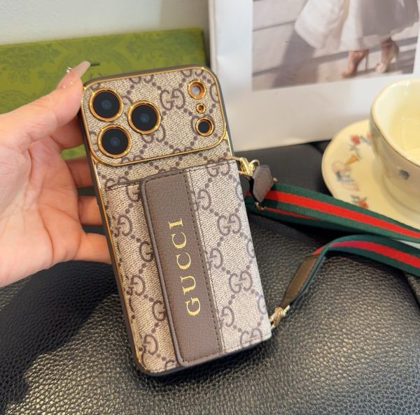 GUCCI GG柄長紐スマホケース カーキ