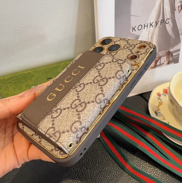 GUCCI GG柄長紐スマホケース カーキ